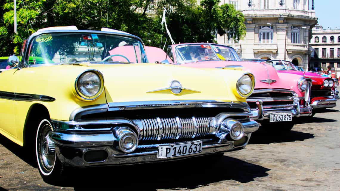 Varios convertibles parqueados frente al hotel Iberostar Parque Central, La Habana