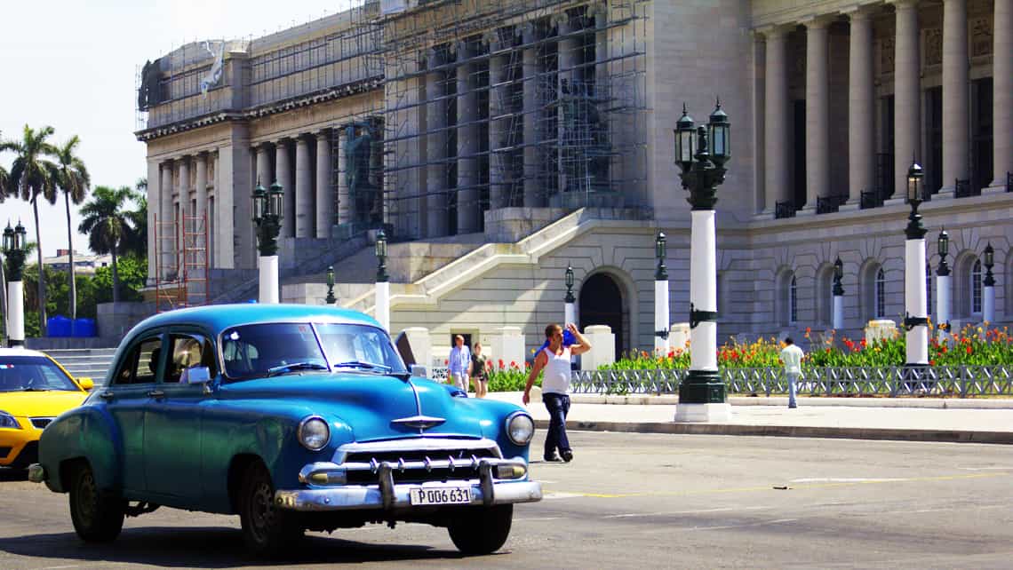Coche antiguo circulando por las calles de La Habana
