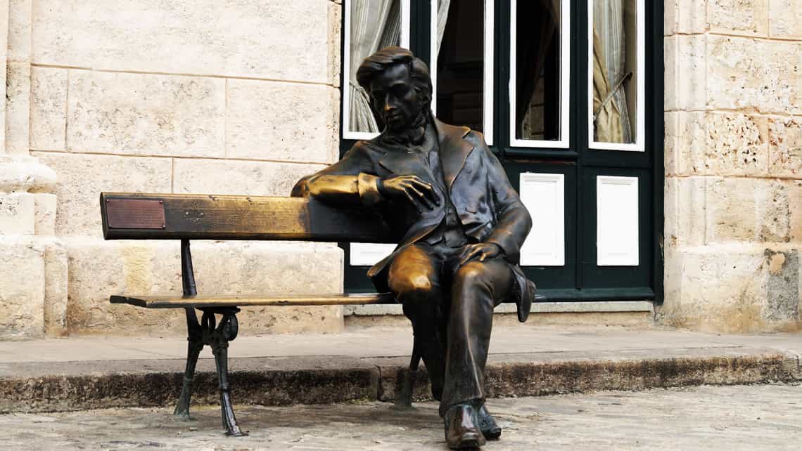 Estatua de Federico Chopin en la Plaza de San Francisco de Asis