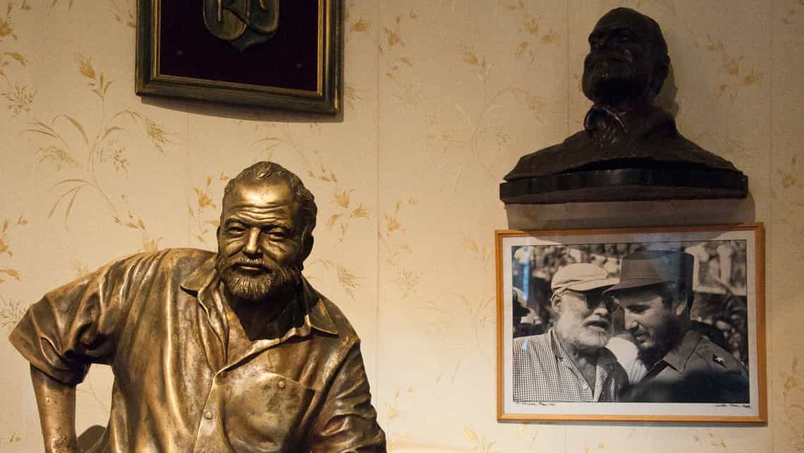 Estatua de Ernest Hemingway en El Floridita