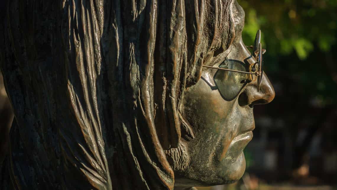 Detalles de los espejuelos de la estatua de John Lennon en La Habana Cuba