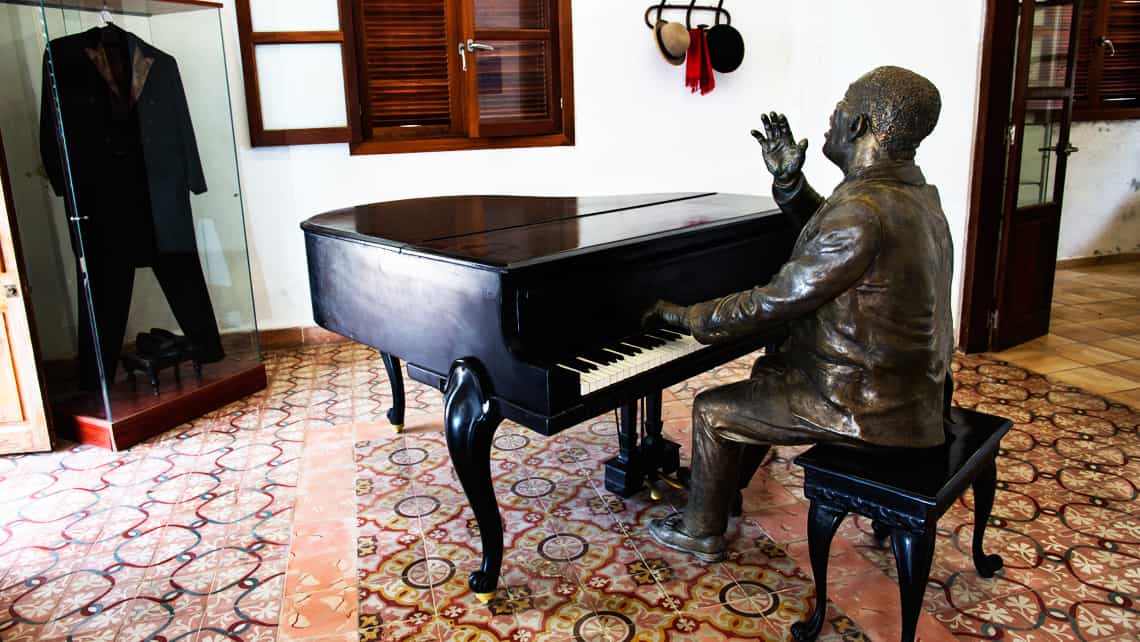 Estatua al piano del genial Ignacio Villa Fernández 'Bola de Nieve'