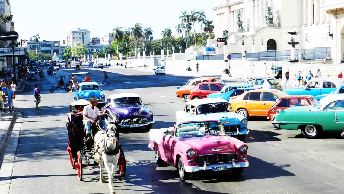 El Capitolio de La Habana en la esquina del Cine Payret