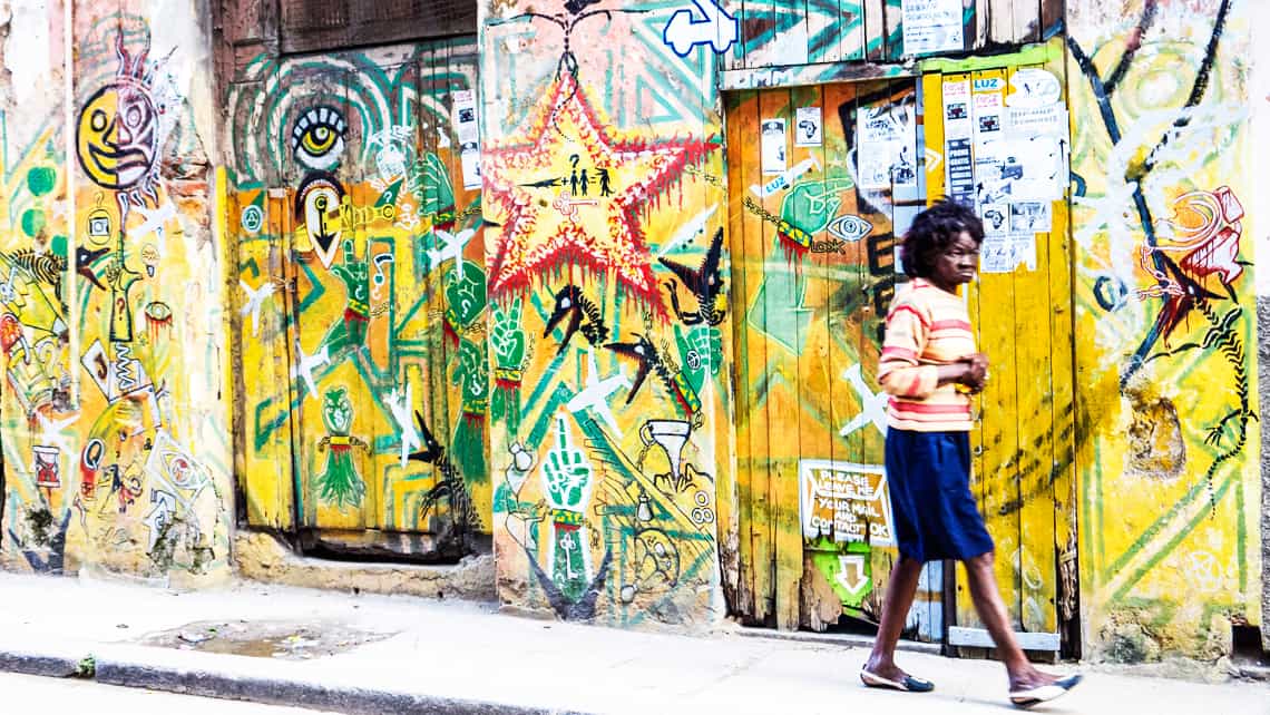Cubana recorriendo las calles del barrio Centro Habana, Cuba
