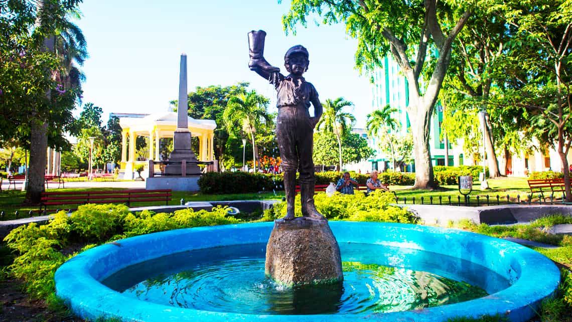 Escultura del Niño con bota en el Parque Vidal, simbolo de la ciudad, Villa Clara, Cuba