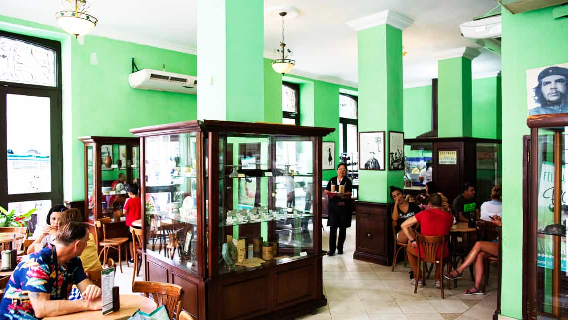 Viajeros y locales disfrutando del Museo del Chocolate en Cuba