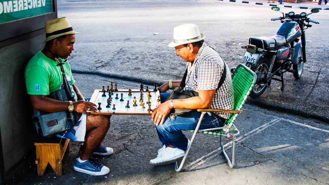 Amigos juegan ajedrez en la Plaza de Marte