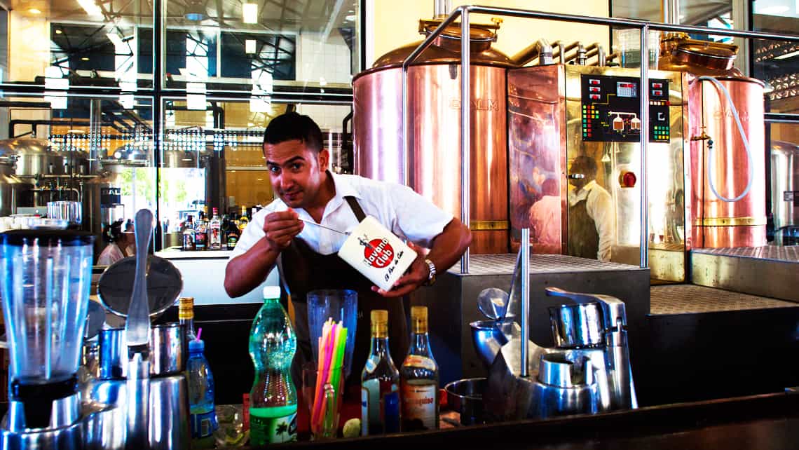 Barman preparando un coctail en el Antiguo Almacén de la Madera y el Tabaco