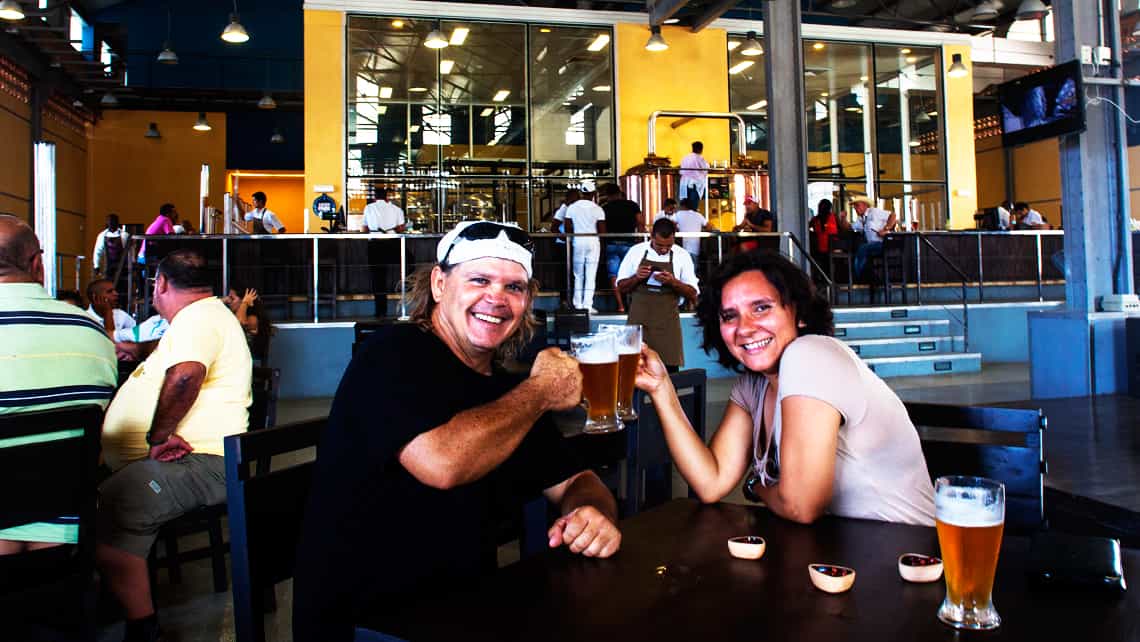 Viajeros compartiendo cerveza y un buen momento en el Antiguo Almacén de la Madera y el Tabaco