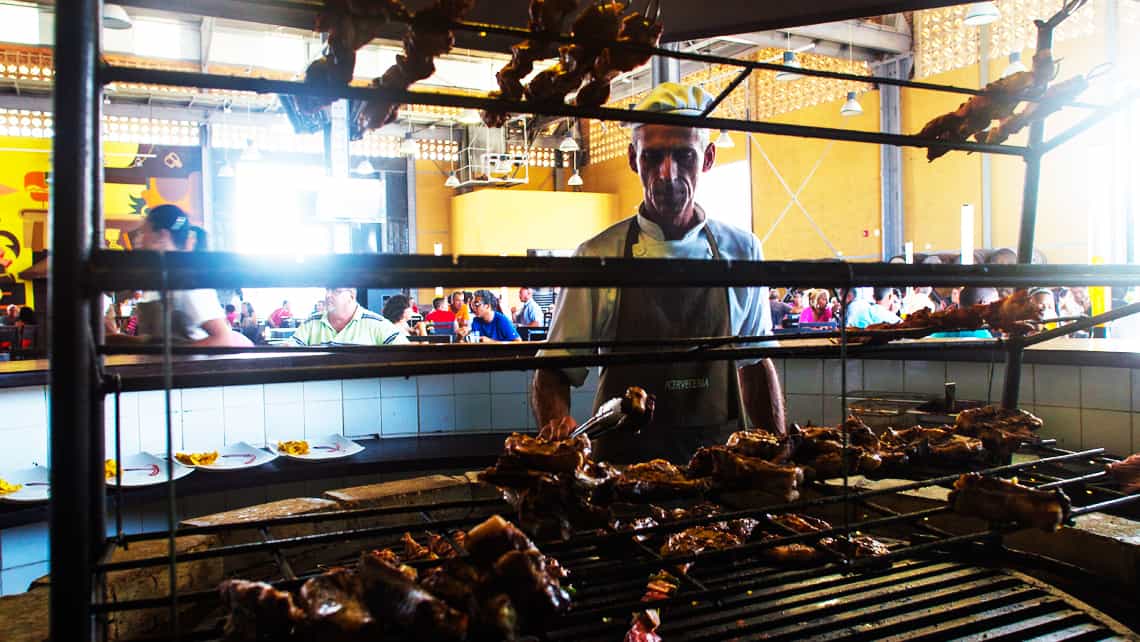Cocinero preparando carne a la parrilla en el Antiguo Almacén de la Madera y el Tabaco