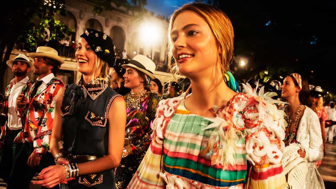 Las modelos de Chanel recorren el Paseo del Prado en La Habana Vieja