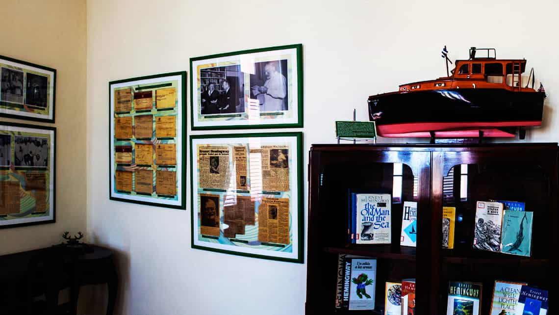 Libros, revistas y objetos de Ernest Hemingway en la habitacion 511 del Hotel Ambos Mundos
