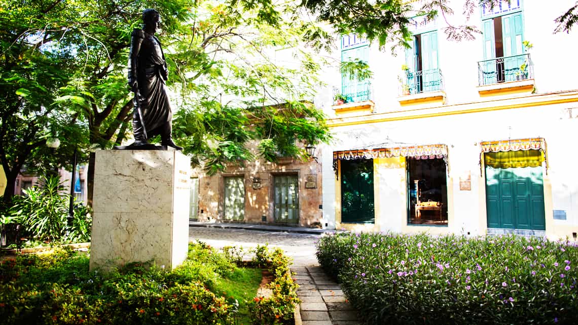 Estatua de Simon Bolivar en la Calle de la Obra Pia