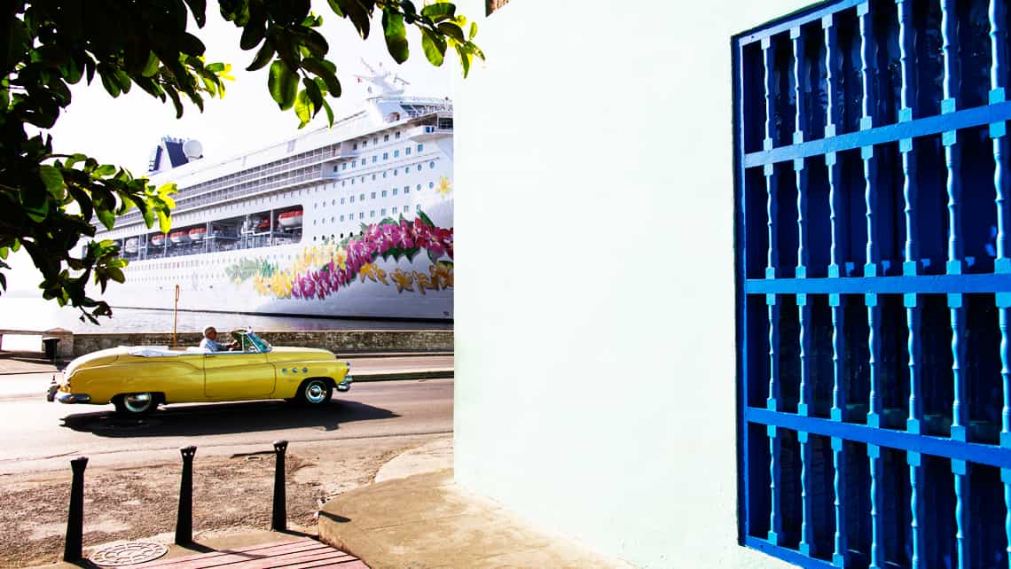 Crucero atracado en el muelle de La Habana visto desde la Calle de la Obra Pia