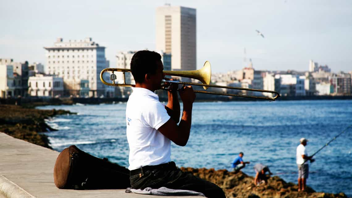 Cerrando la ruta frente al mar en el Malecon