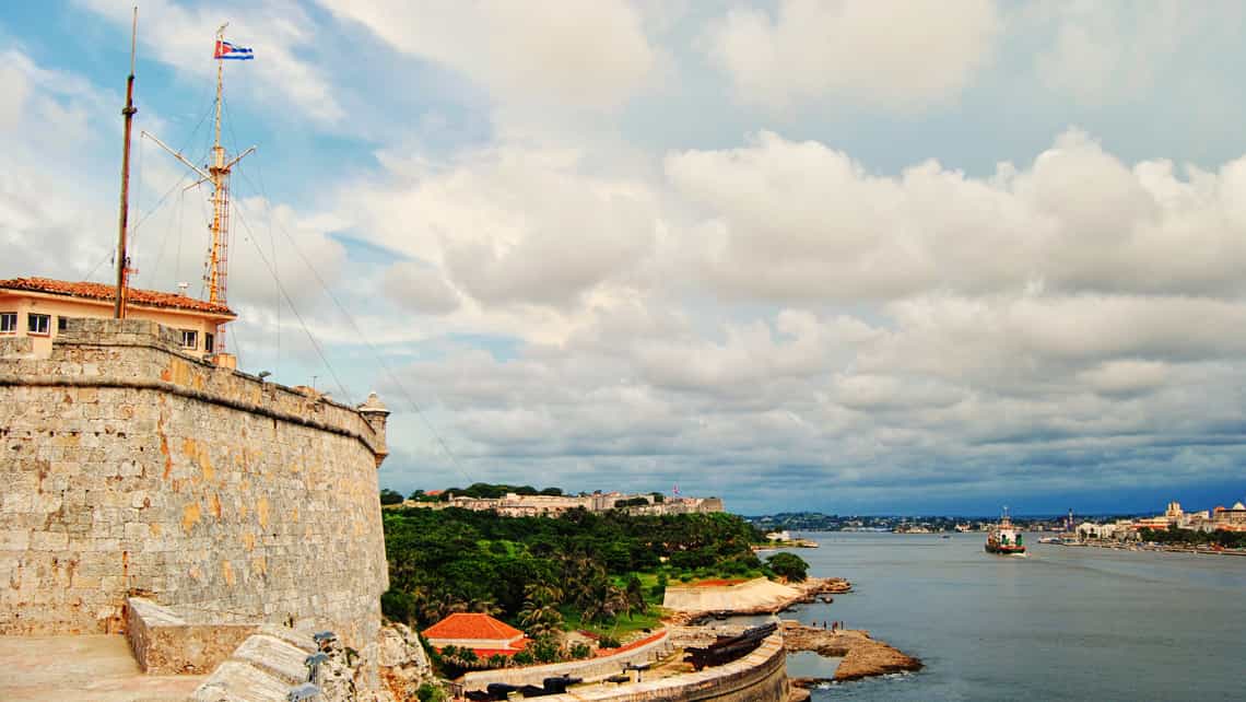 Vista de la bahia de la Habana desde el Castillo de los Tres Reyes del Morro