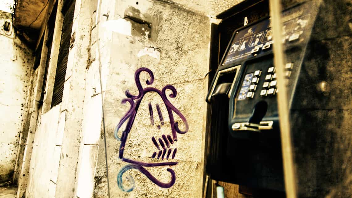 Radio Bemba graffiti en una cabina telefonica de La Habana