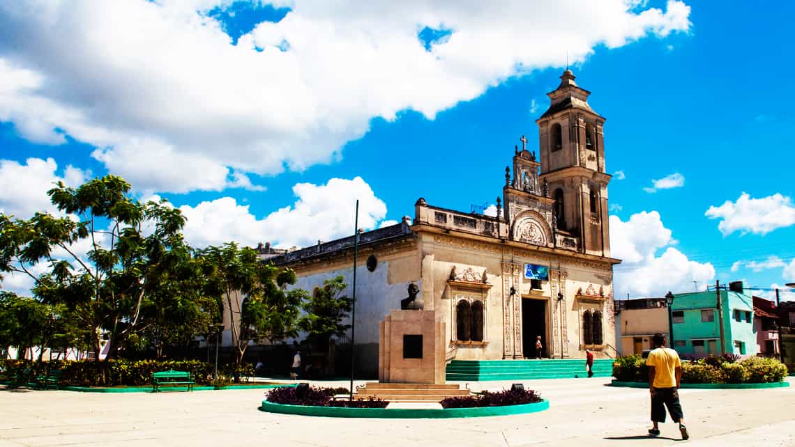 Iglesia y plaza de Sancti Spiritus