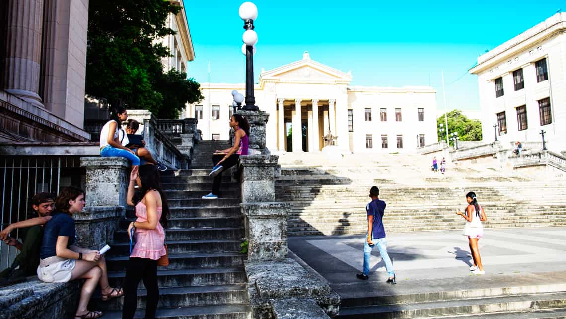 Estudiantes conversando en la escalinata de la Universidad de la Habana