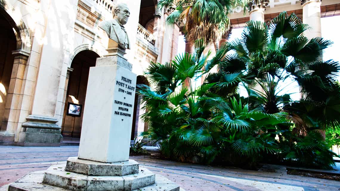 Estatua de Felipe Poey en la Universidad de la Habana