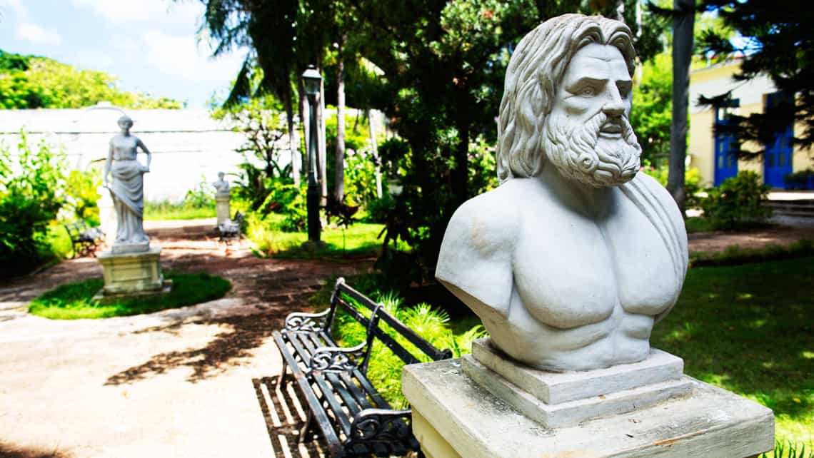 Estatuas de estilo griego en uno de los jardines de la Quinta de los Molinos