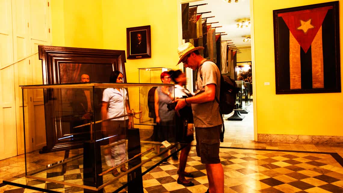 Entrada de la Sala de las banderas del Palacio de los Capitales Generales - Museo de la Ciudad de La Habana