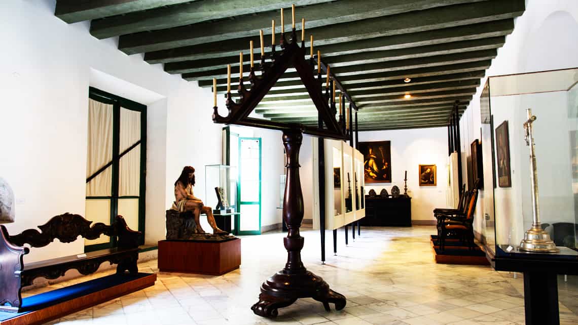 Piezas religiosas en exposicion en el Palacio de los Capitales Generales - Museo de la Ciudad de La Habana