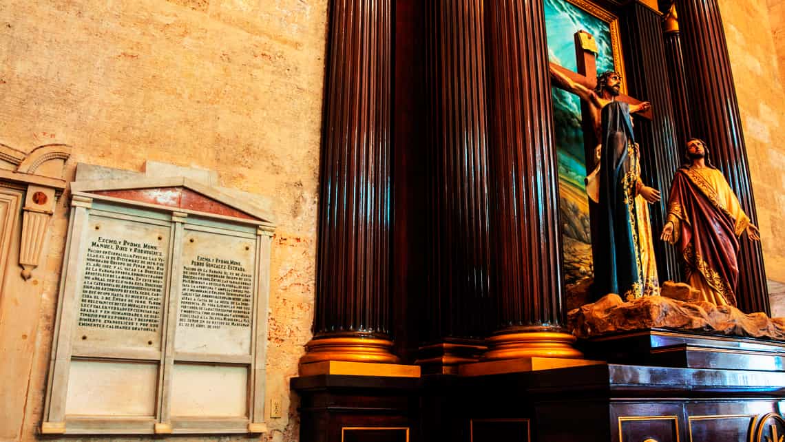 Inscripcion detallando el paso de los restos de Cristobal Colon por la Catedral de La Habana