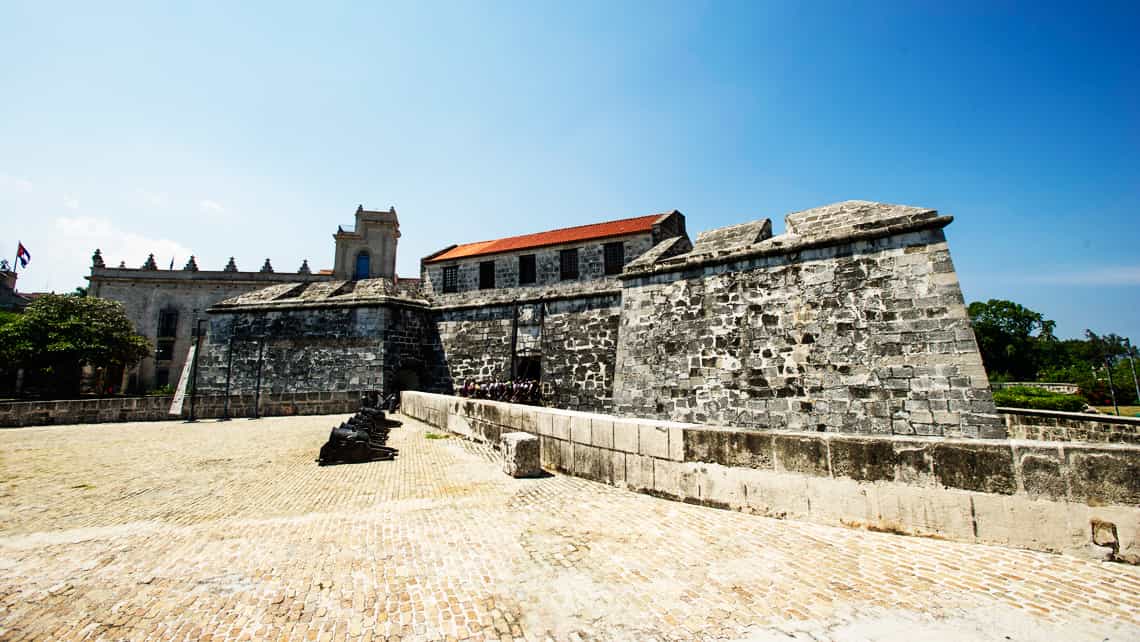 Explanada y entrada principal del Castillo de la Real Fuerza