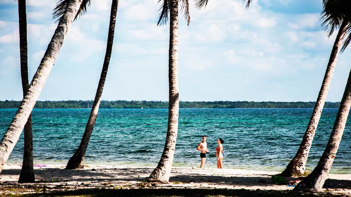 Viajeros disfrutando las playas de la Bahia de Cochinos