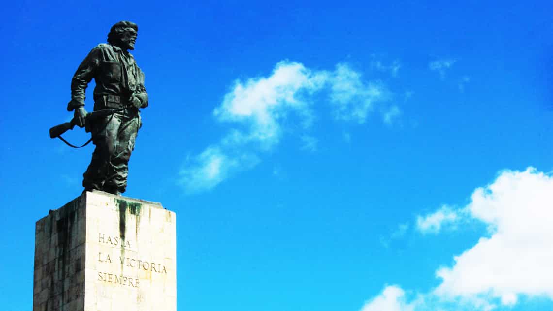 Detalle de la estatua del Che Guevara en su mausoleo en Santa Clara