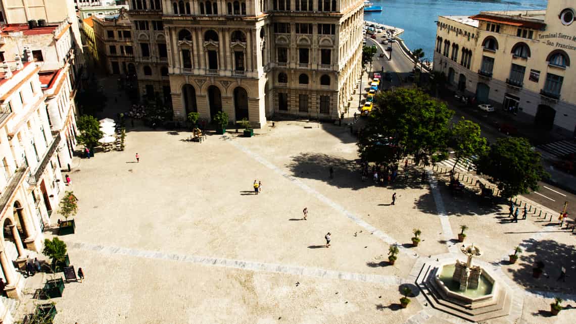 Vista de la Plaza San Francisco de Asis, al fondo la Lonja de Comercio de La Habana