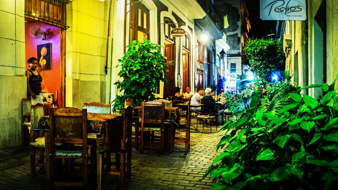 Bares en el area peatonal de el Callejon de los Peluqueros, Habana Vieja