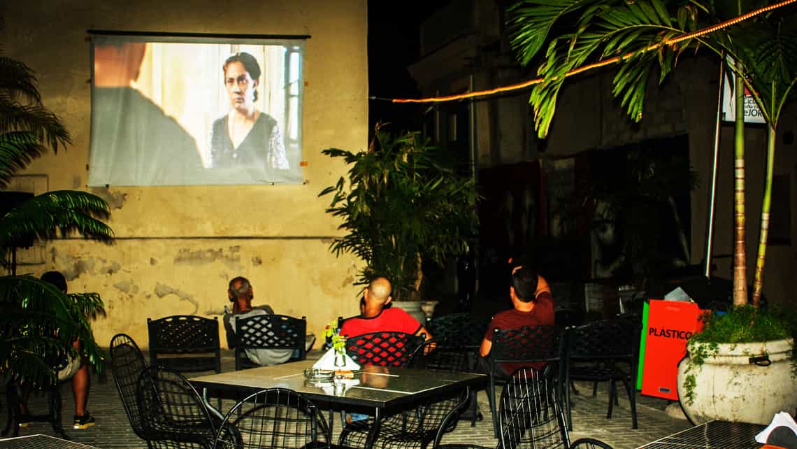 Proyeccion de un filme en el Callejon de los Peluqueros, Habana Vieja
