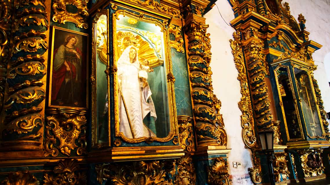 Dos de los altares en la Iglesia Nuestra Señora del Rosario