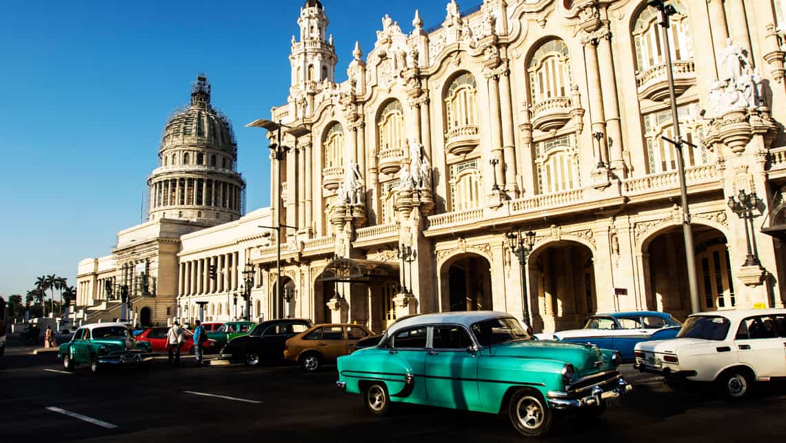 Coches antiguos transitando frente al Gran Teatro de La Habana
