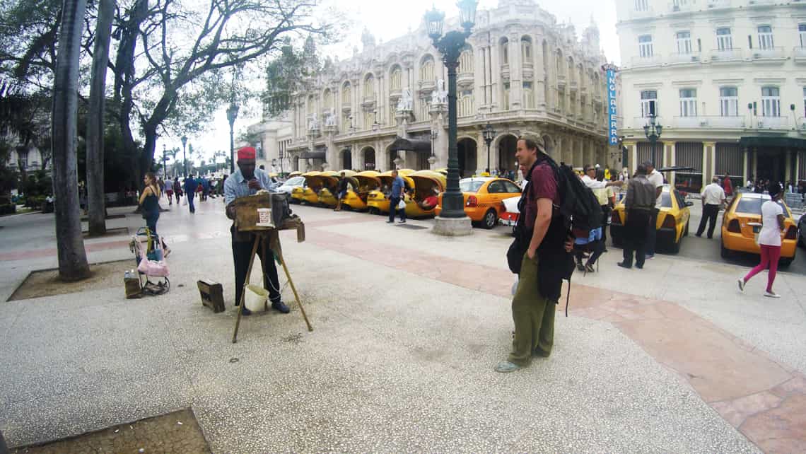 Viajeros posando para foto en frente al Gran Teatro de La Habana