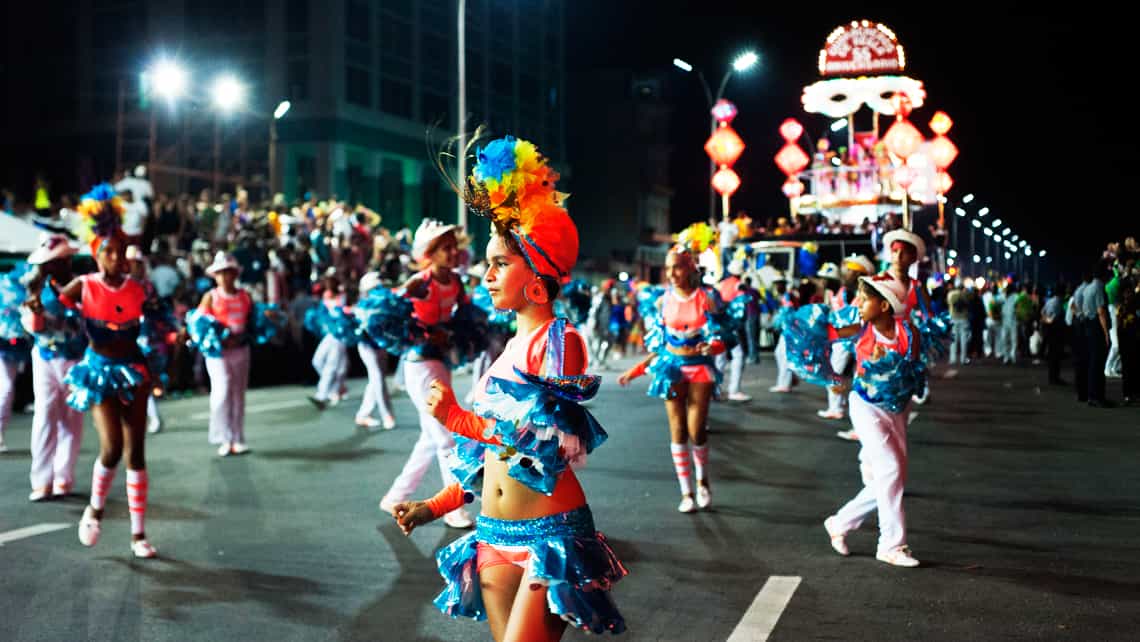 Comparsa de la FEU en el Carnaval Habanero