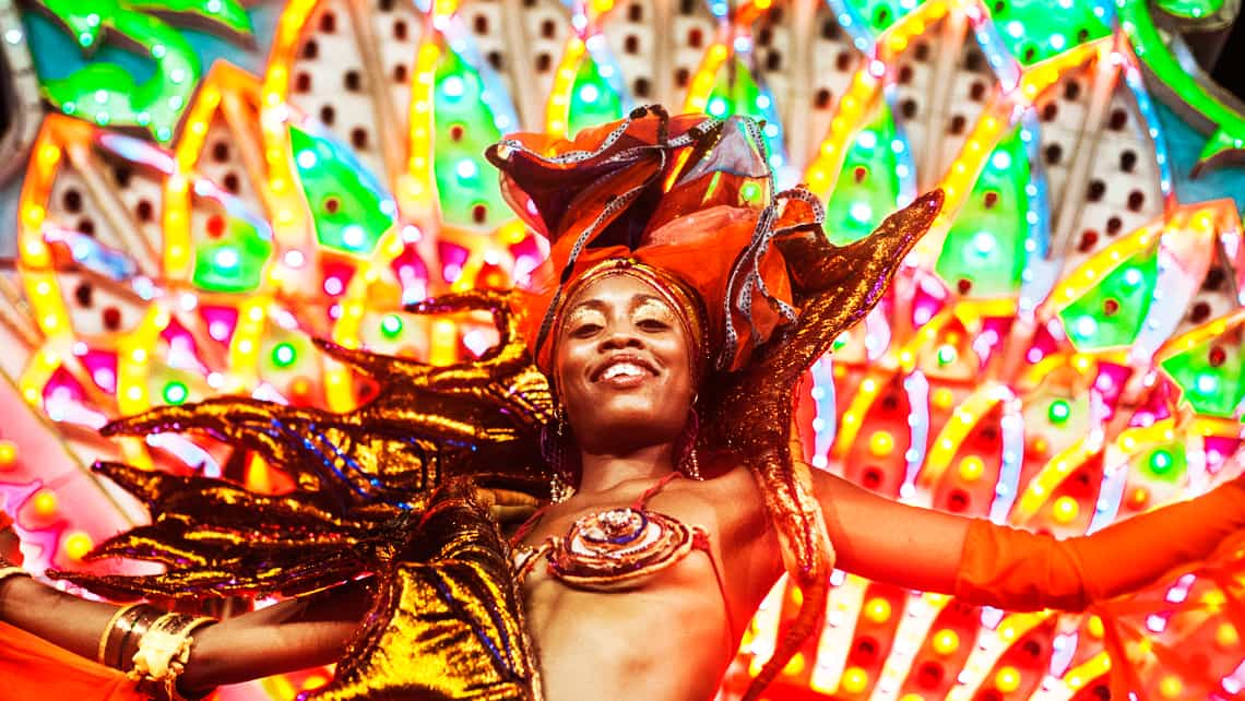 Bailarina en carroza del Carnaval de La Habana