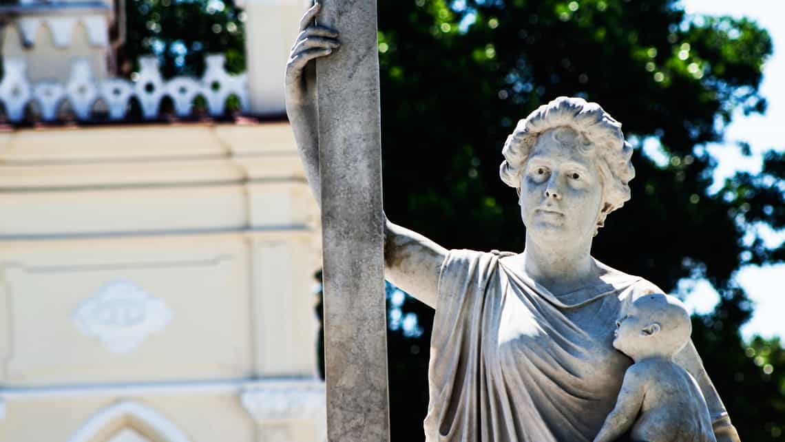 Detalle de la escultura principal de la Milagrosa en el Cementerio Colon de La Habana