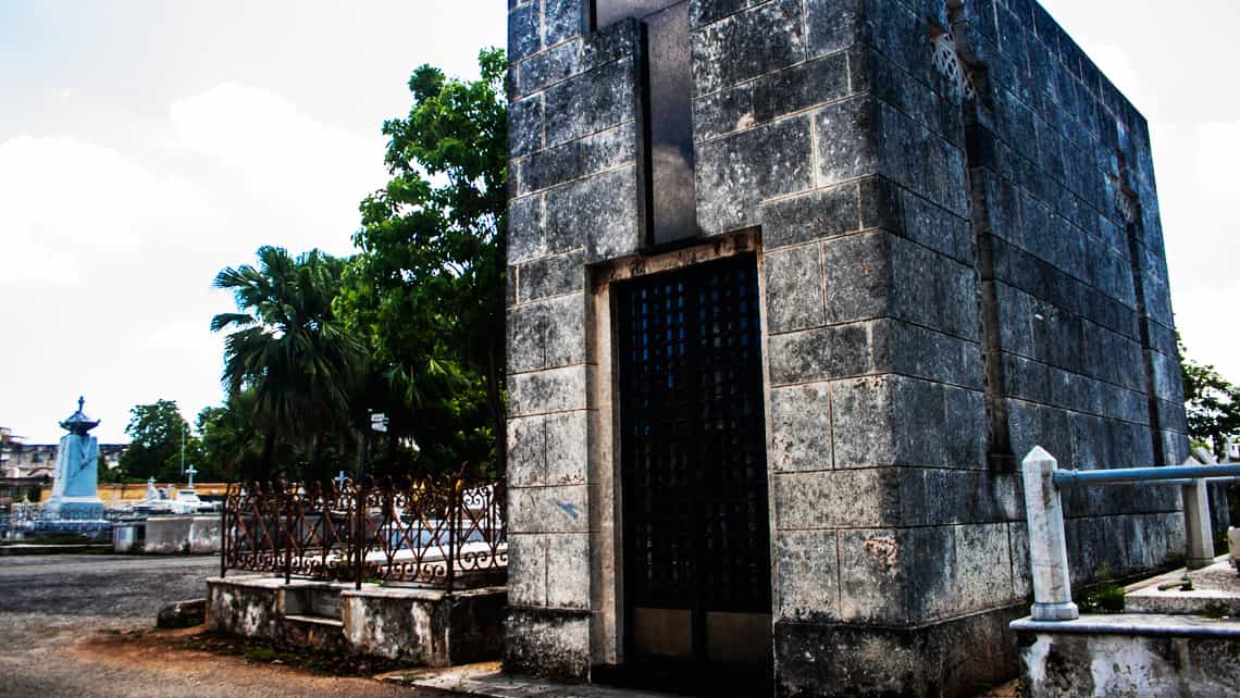 Enterrado de pie en el Cementerio Colon de La Habana