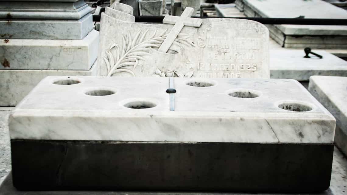La tumba de la ficha de domino en el Cementerio Colon de La Habana