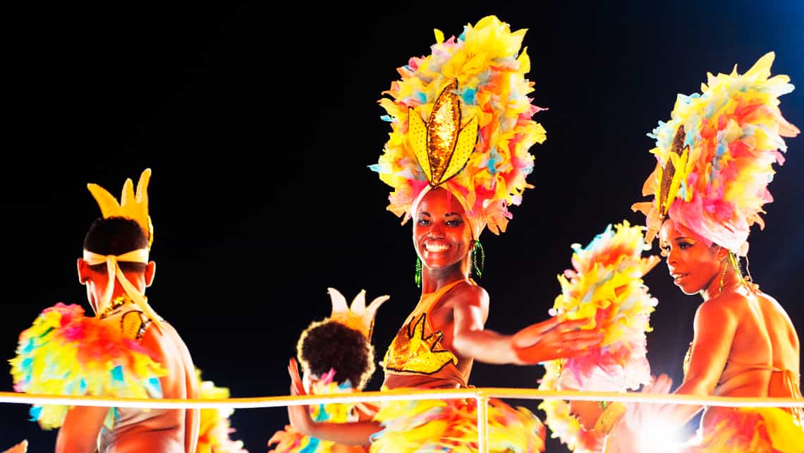 Bailarinas en las carrozas de los carnavales habaneros
