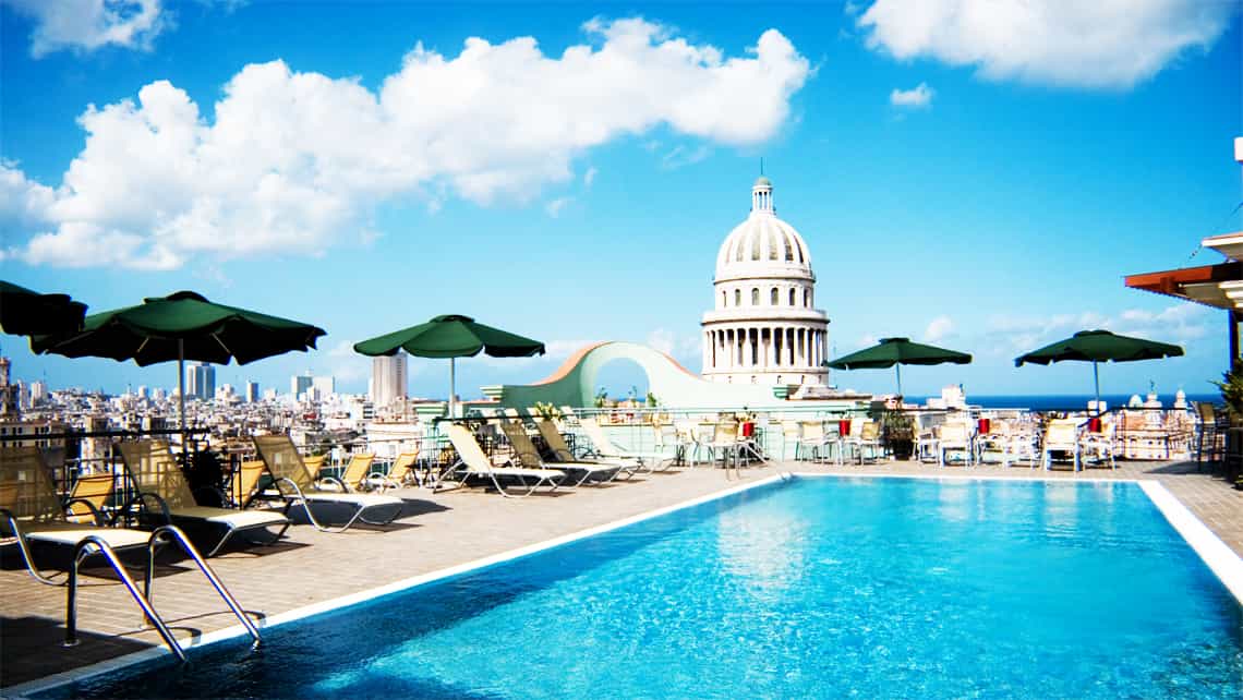 Vista del Capitolio de La Habana desde la piscina del Hotel Saratoga