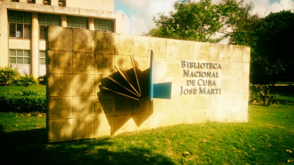 Cartel a la entrada de la Biblioteca Nacional Jose Marti