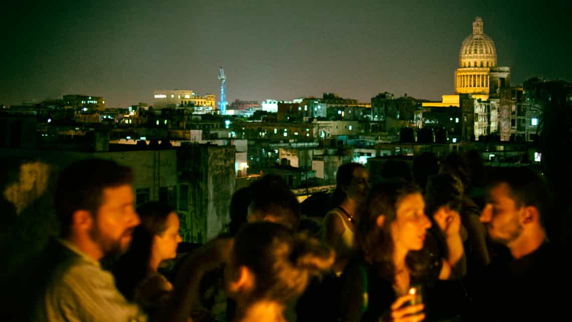 Vista nocturna del Capitolio de La Habana desde la terraza del Bar Roma