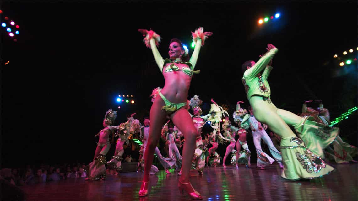 Bailarines bailando en el escenario principal del Cabaret Tropicana de La Habana