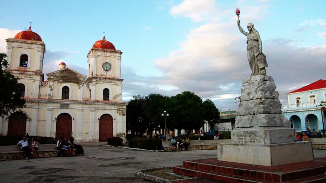 Plaza e Iglesia de Gibara, Holguin
