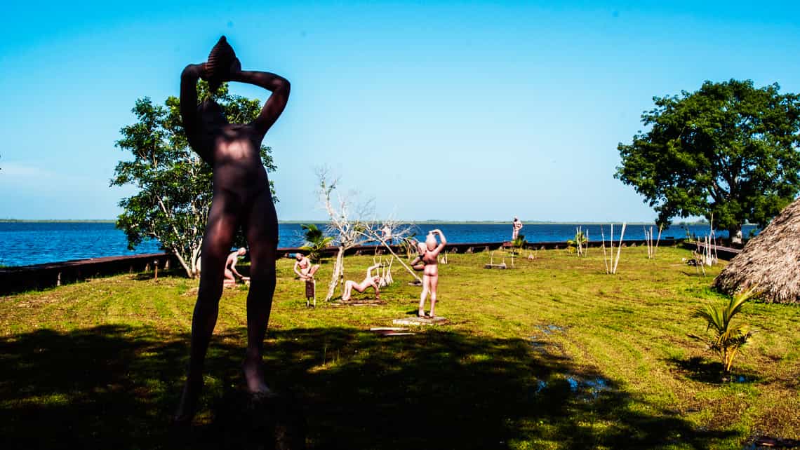 Al sur de Matanzas se localizan esculturas de aborigenes en la Aldea Taina