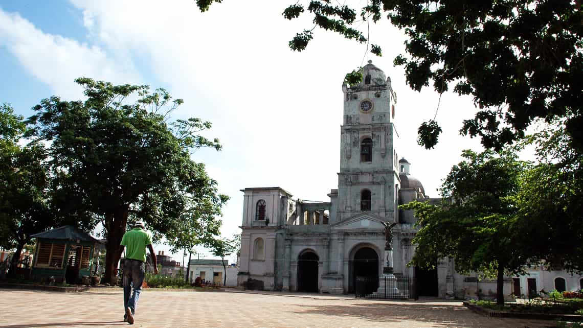 Plaza e Iglesia de la ciudad de Holguin
